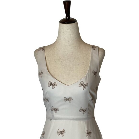 BB Dakota Revolve White Fit And Flare Mini Dress With‎ Gray Bow Print Size 0 - Picture 4 of 14